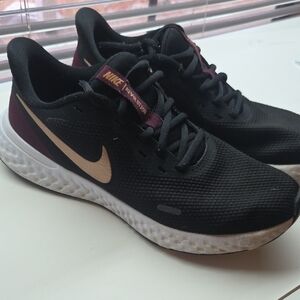 Nike Women's Black and Gold Athletic Shoes